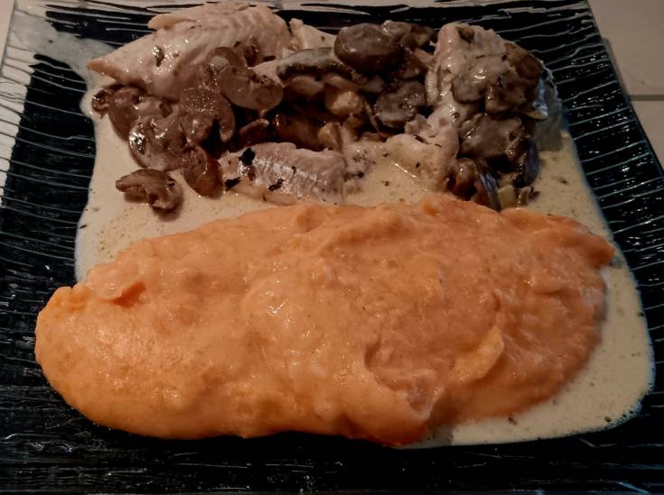 Dos de cabillaud au four sauce crémeuse au vin blanc et champignons